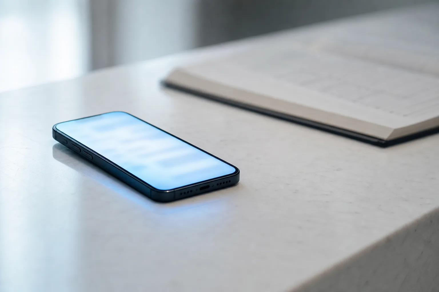 Smartphone con pantalla iluminada sobre mostrador clínico con agenda médica desenfocada