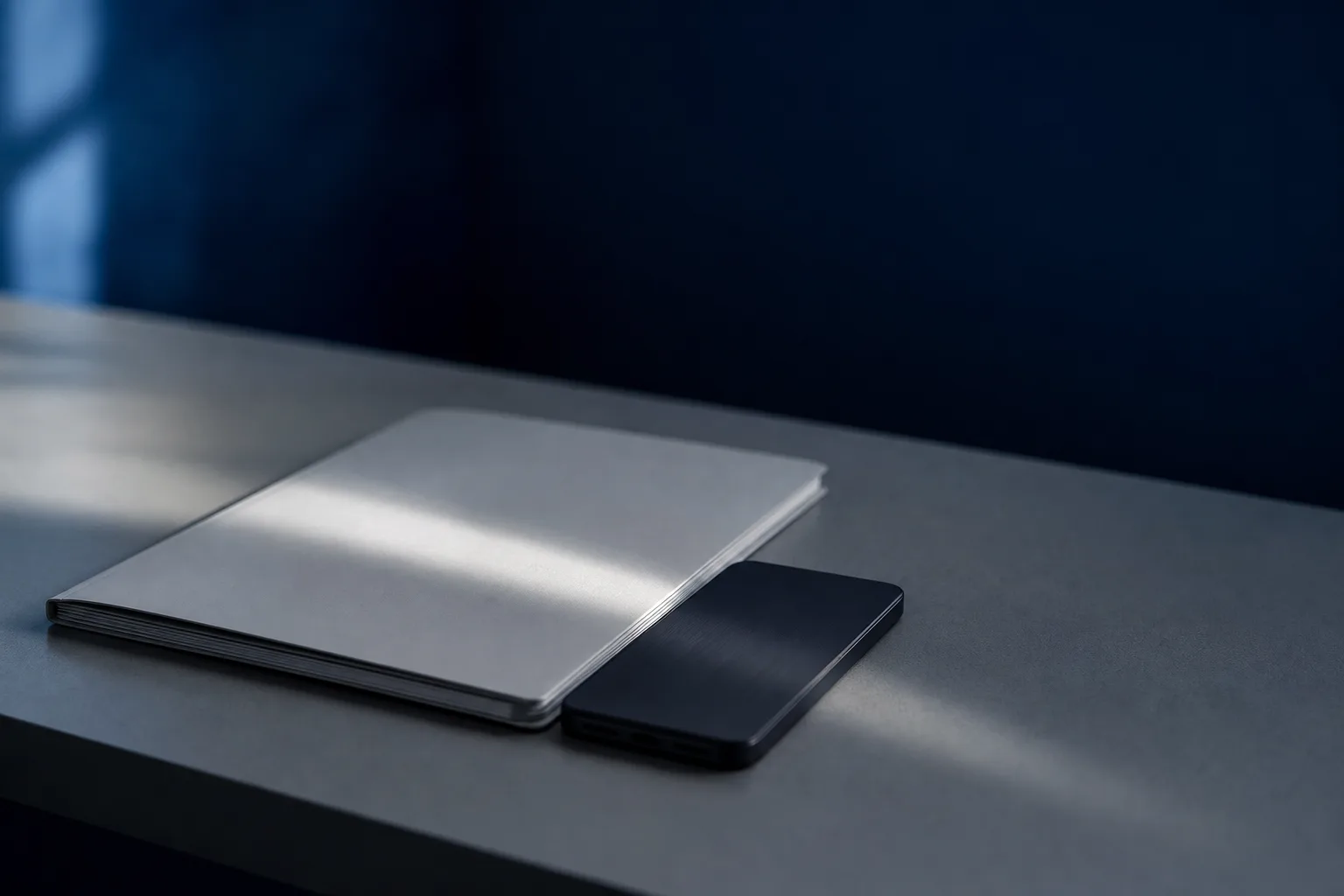 Carpeta cerrada en escritorio de consultorio con smartphone silenciado protegiendo privacidad de datos