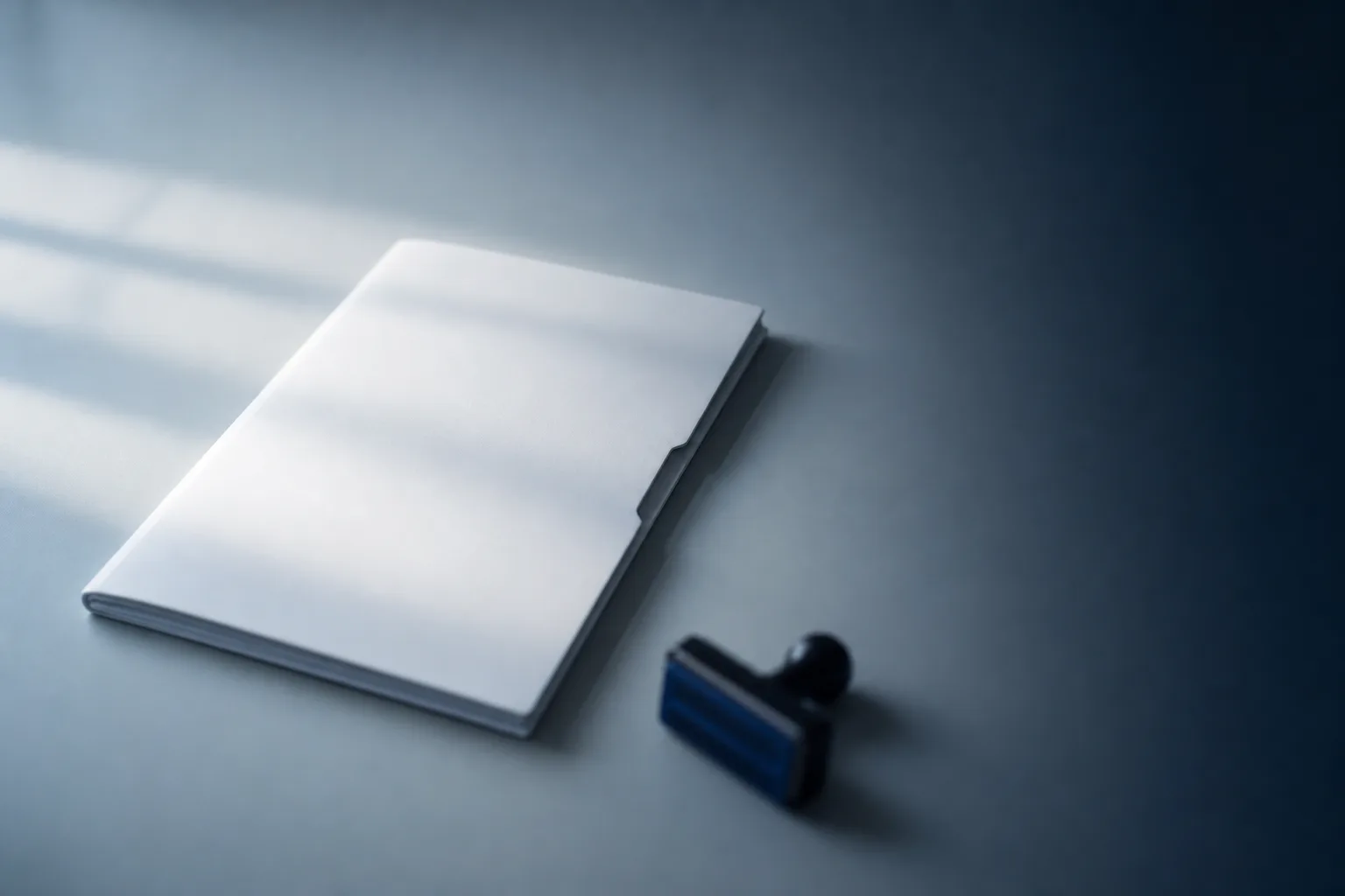 Carpeta blanca cerrada con sello de aprobación en escritorio minimalista regulatorio
