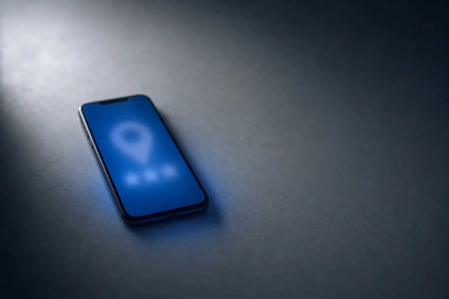 Smartphone sobre escritorio clínico gris con pantalla difusa mostrando calificaciones médicas borrosas